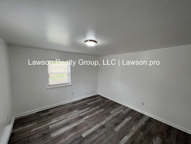 Building Photo - Suburban 743-745