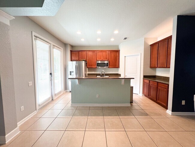 Building Photo - Stunning 3/2.5 Windermere Townhome