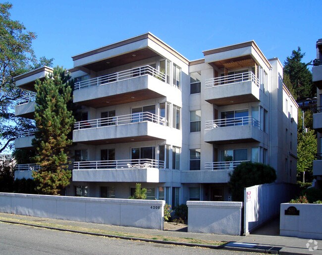 Building Photo - 4208 Beach Dr SW