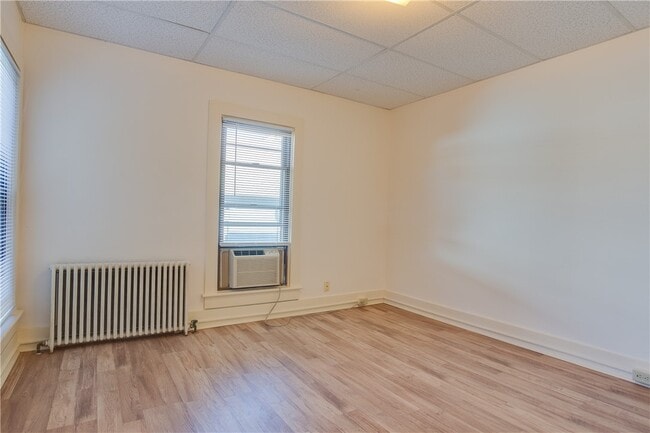 Building Photo - 4 Maple St