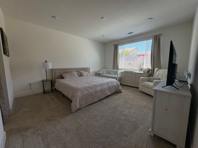 Building Photo - Gorgeous 4 Bedroom Home in Quiet Hollister...