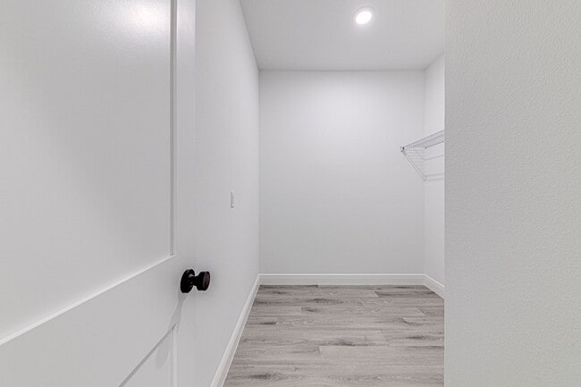 Building Photo - FOR RENT