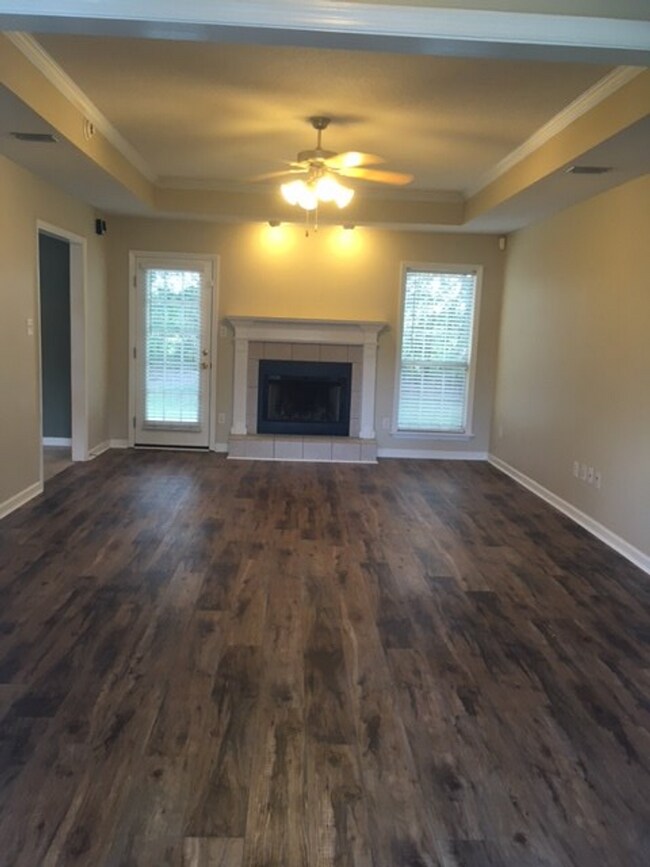 Building Photo - Charm & Convenience
