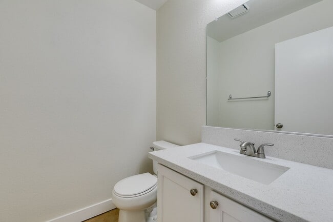 Building Photo - Charming 3 bedroom, 2.5 bathroom home near Summerlin