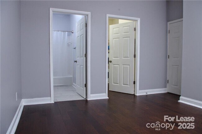 Building Photo - 917 Shearer St