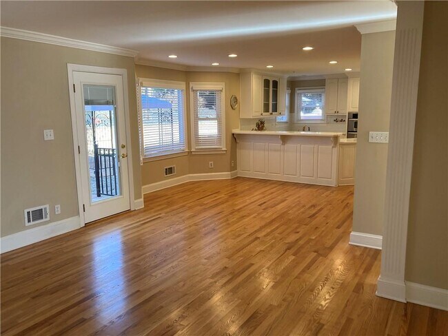 Building Photo - 1281 Lake Washington Dr NW