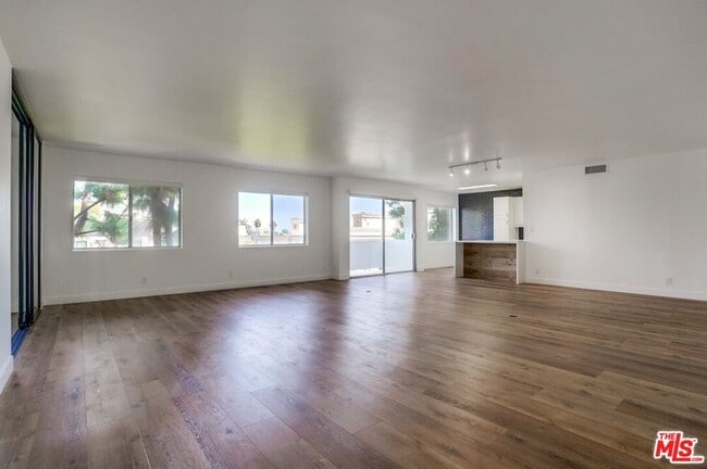 Building Photo - 435 N Oakhurst Dr