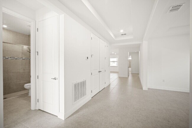 Building Photo - Gorgeous 4BR/3BA home in Island Forest Preserve