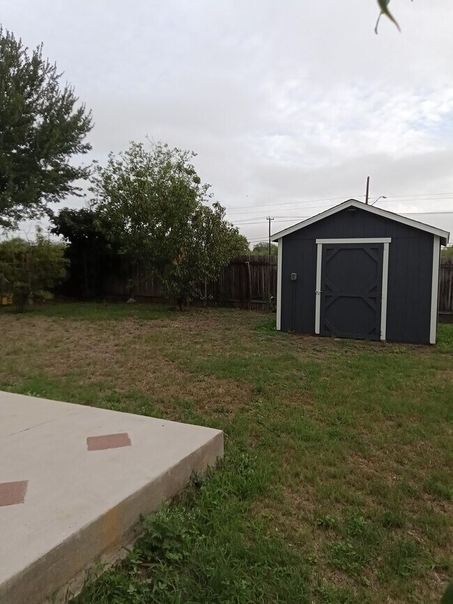 Building Photo - Spacious 4 Bed / 2.5 Bath Home