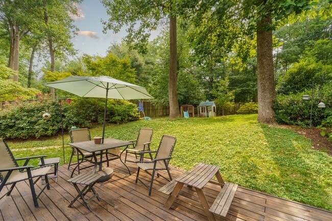 Building Photo - This 3 Bed 2.5 Bath Burke, VA Townhome is a Must See!