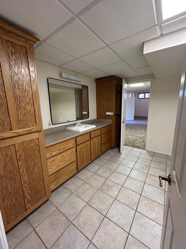 Building Photo - Spacious Daylight Apartment in Hamilton