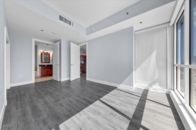Building Photo - 4575 Dean Martin Dr