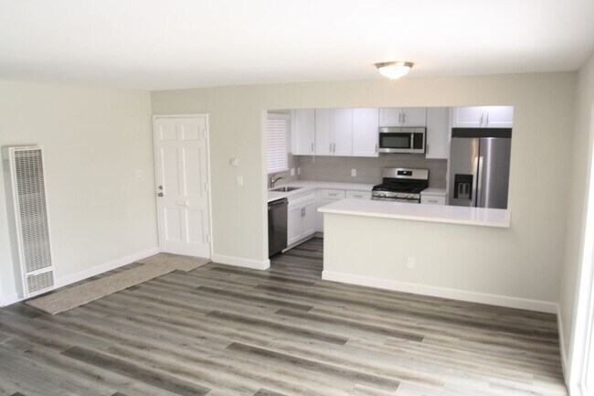 Building Photo - 3 Bedroom House in Clairmont - Complete Remodel