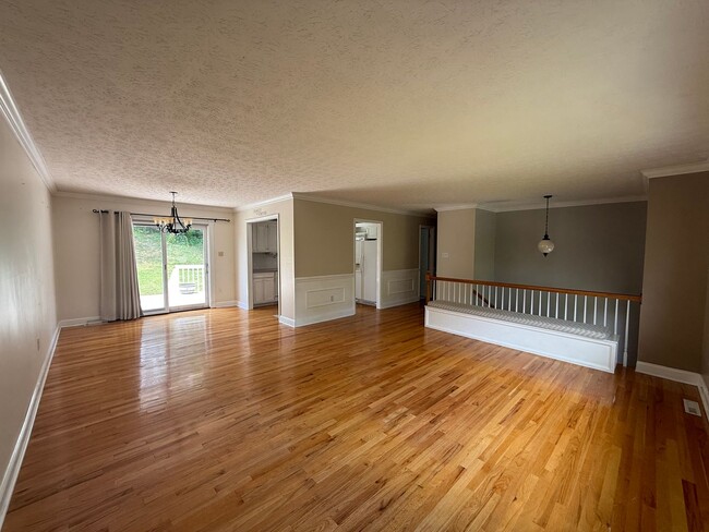 Building Photo - 3-4 bedroom 2 bath split foyer for rent