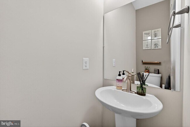 Building Photo - 806 Maury Ave