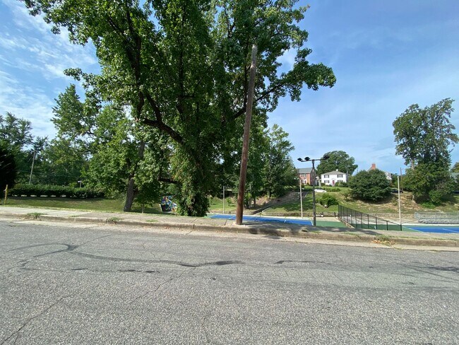 Building Photo - Charming 3bdrm/1.5bth Home Conveniently Lo...