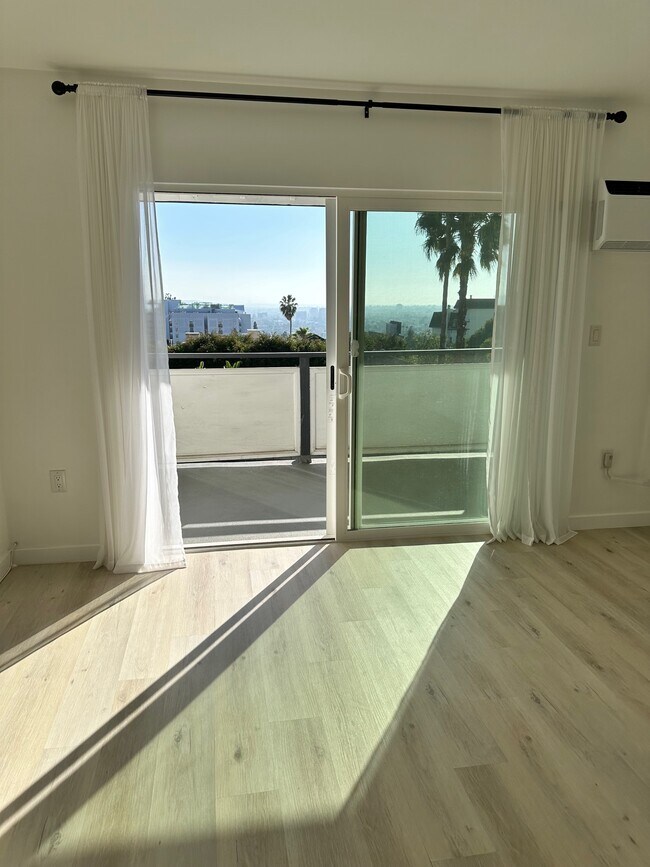 HUGE BALCONY WITH AMAZING VIEWS OF THE CITY! - 1212 N Clark St