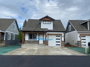 Building Photo - Beautiful Custom Craftsman Home in Coeur d...