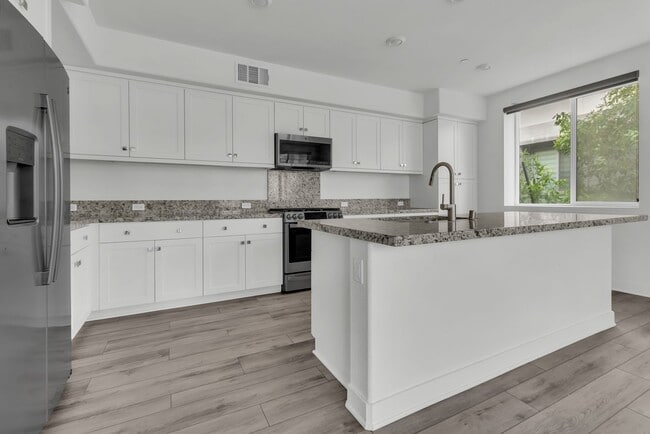 Building Photo - 1879 Union St