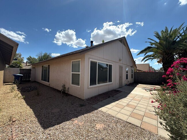 Building Photo - 3 BEDROOM WITH FIREPLACE AND LVP PLANK FLO...