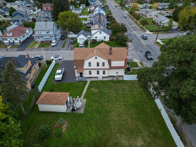 Building Photo - 460 Burncoat St