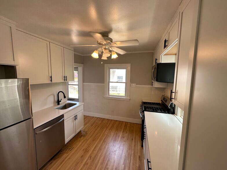 Building Photo - 2095 Wellesley Ave