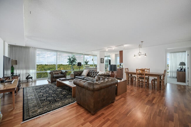 Building Photo - 9725 Woods Dr