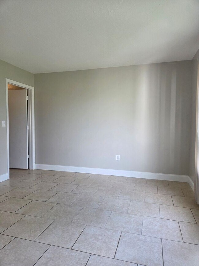 Building Photo - S. BISCAYNE & TAMIAMI TRAIL / 2 bedroom ho...