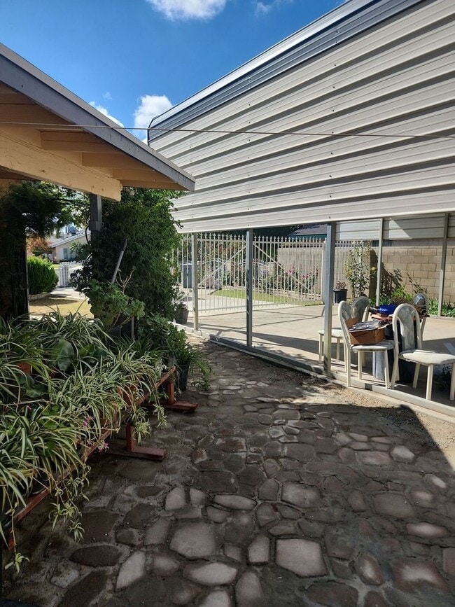 Building Photo - Don't miss the chance to view this stunnin...