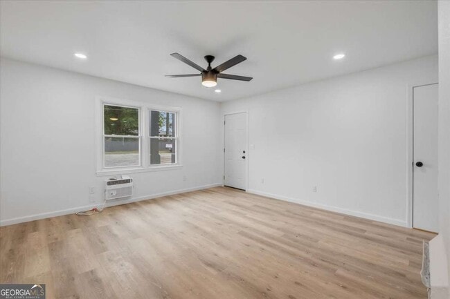 Building Photo - 608 N College Dr