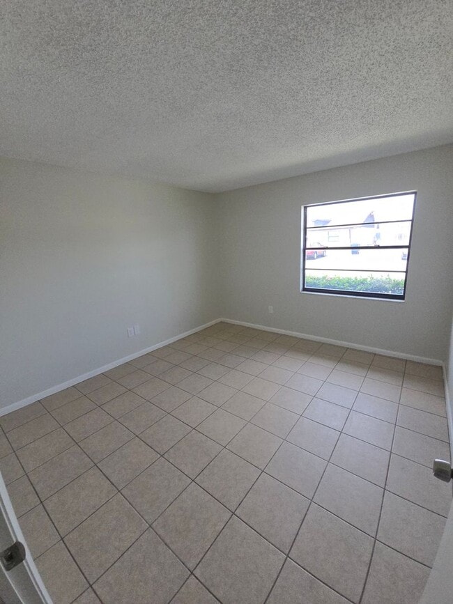 Building Photo - Updated 2 bed 1 bath end unit Condo