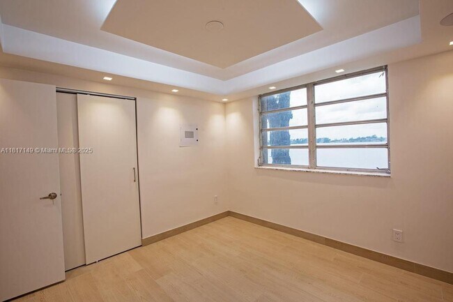Building Photo - 1302 NE 191st St