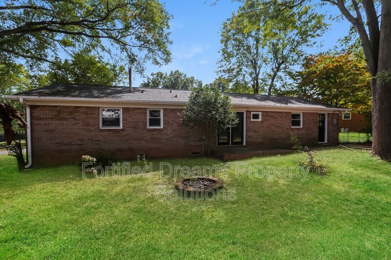 Building Photo - 1141 Carolina Cir