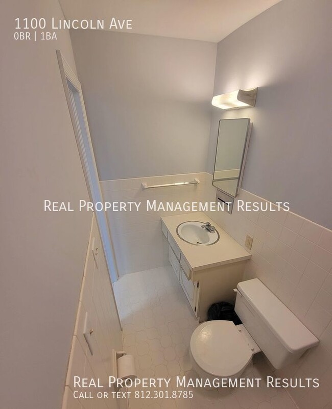 Building Photo - Upstairs Studio Apartment/All Utilities In...