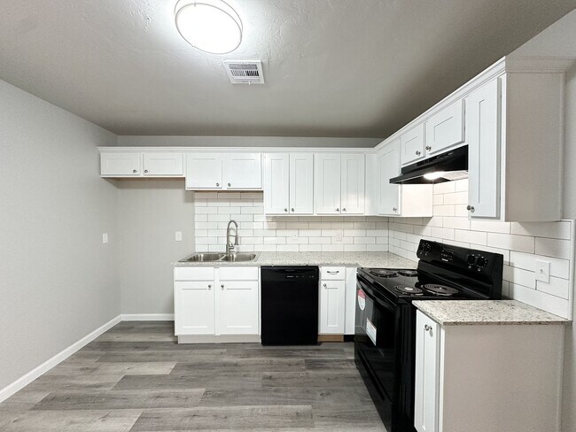 Building Photo - Updated 2 Bed 1 Bath - Large Carport and G...