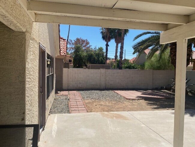 Building Photo - Gilbert home with community pool.
