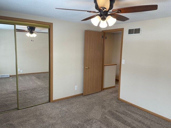 Building Photo - 2 Bedroom, 1 Bath Townhouse in LeClaire, IA