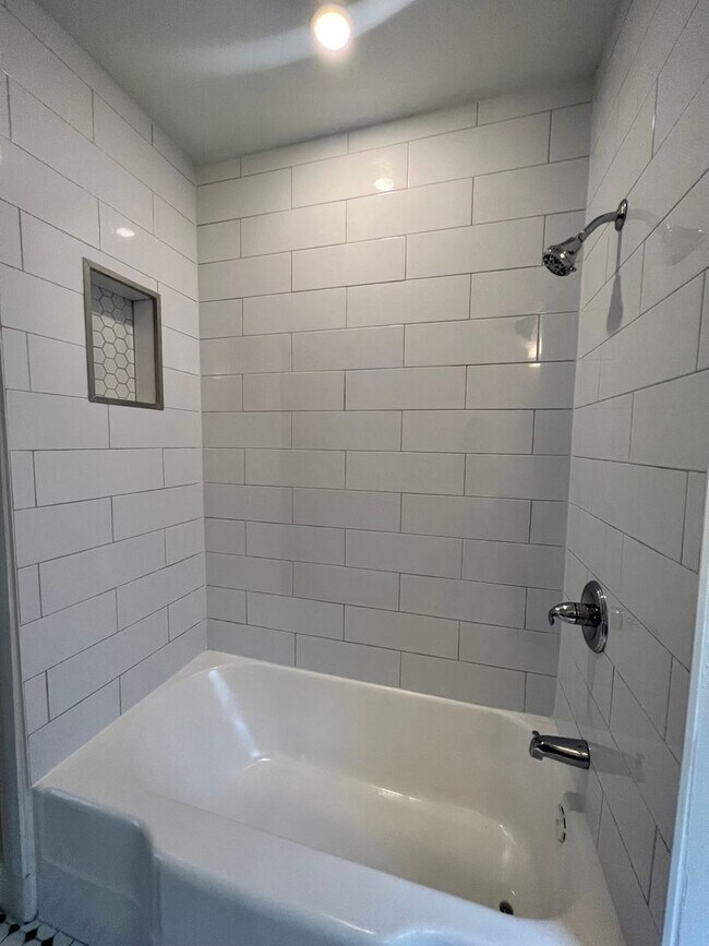 Building Photo - 3/2 ground floor unit in downtown historic St Augustine!