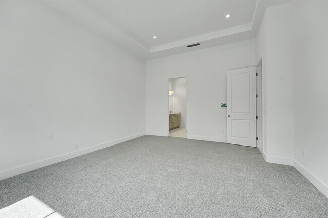 Building Photo - 13908 Vivant Dr