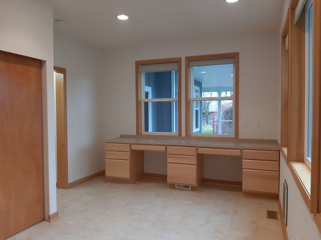 Building Photo - Golf course views, 3 bed 2 bath rambler!