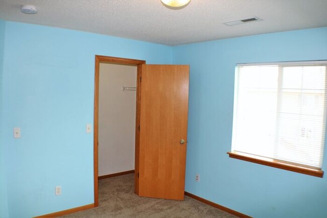 Building Photo - $1,195 | 2 Bedroom, 1 Bathroom Condo | No ...