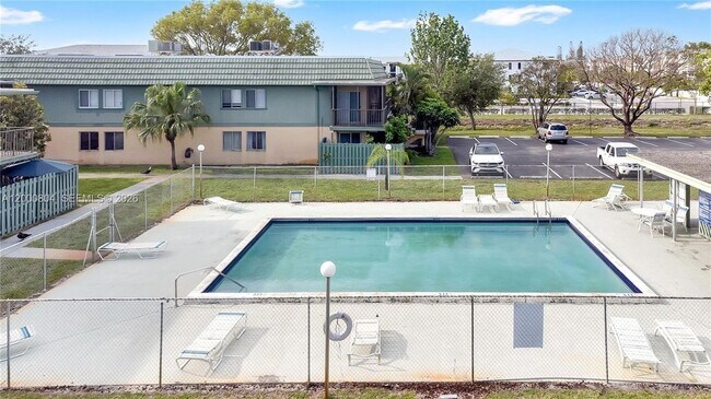 Building Photo - 1799 Fairview Villas Dr