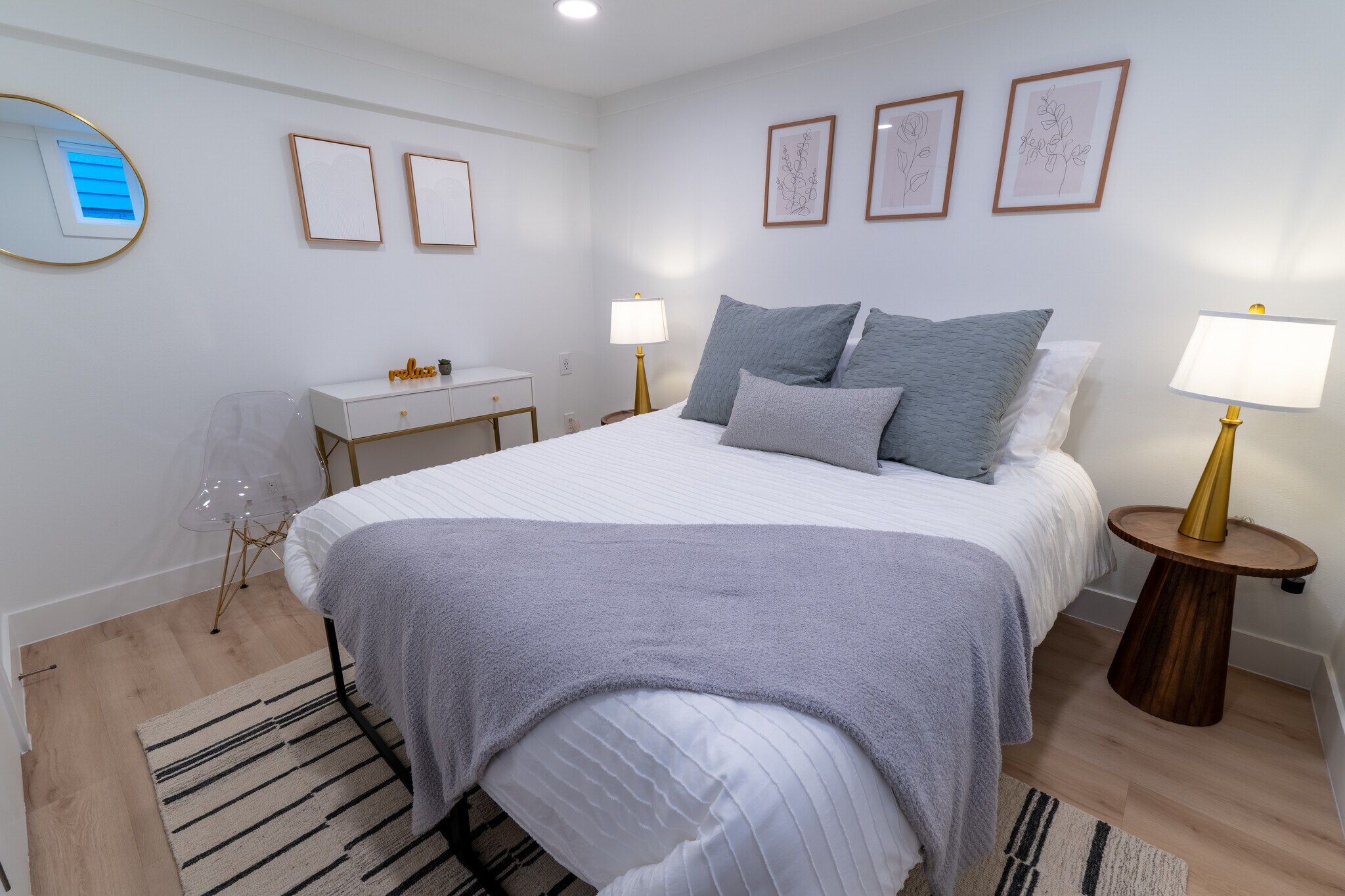 Comfortable queen sized bed with soft and medium-firm pillow choices - 1519 32nd Ave