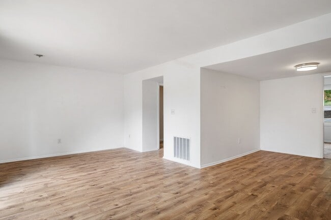 Building Photo - 3 to 4 Bed/3 1/2 Bath. Pet friendly.  Reserved Parking