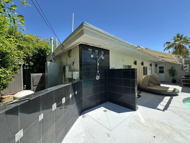 Building Photo - 725 S Mountain View Dr