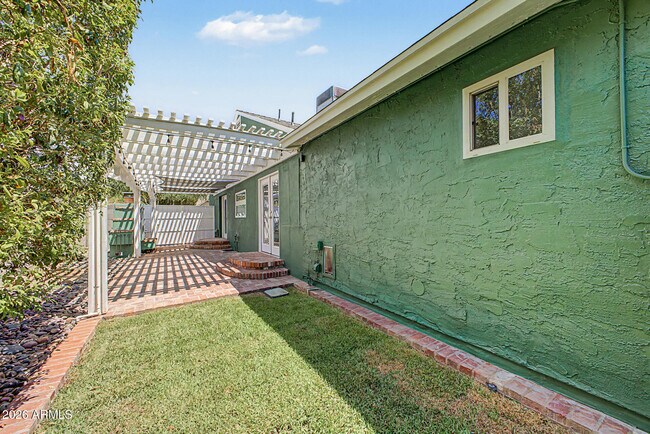 Building Photo - 521 W Mariposa St