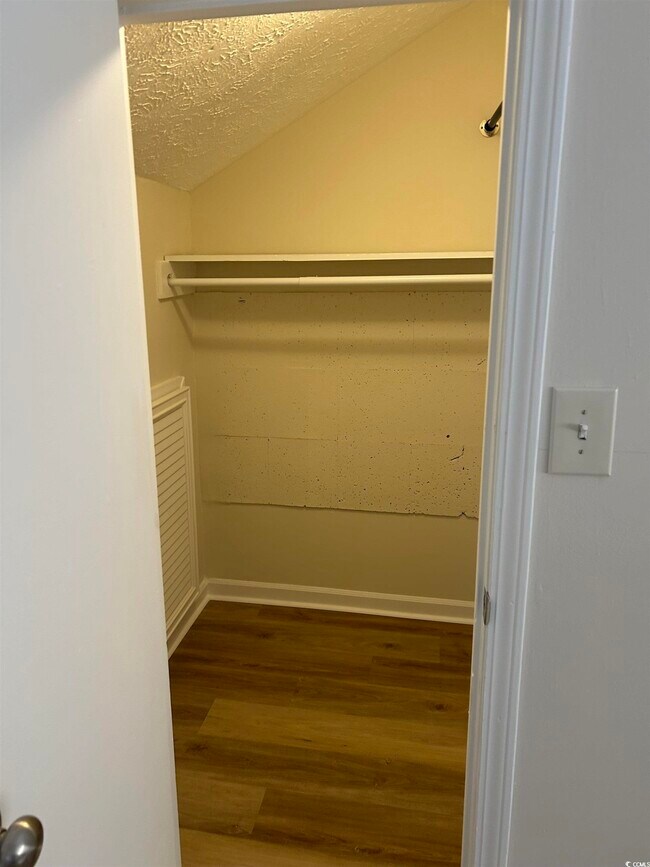 Building Photo - 800 Deer Creek Rd