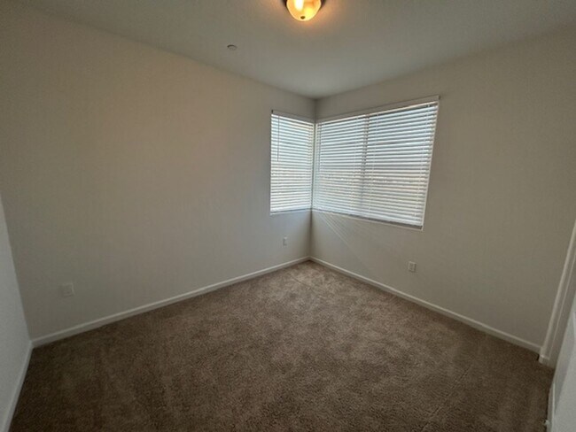 Building Photo - Brand new 4 bedroom 3 bathroom with solar in NW Visalia!!