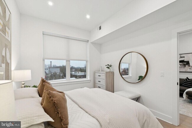 Building Photo - 30 W Allens Ln