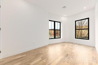 Building Photo - 3 bedroom in Brooklyn NY 11207